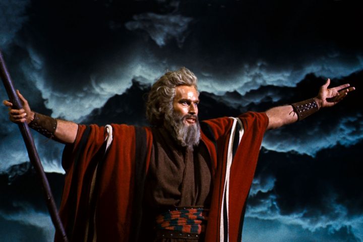 Moisés levantando los brazos en Los Diez Mandamientos (1956)