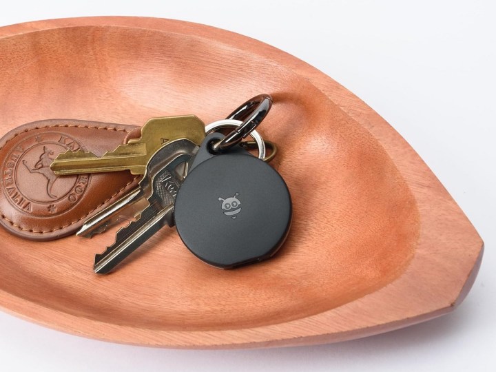 Le tracker Bluetooth Pebblebee Clip, attaché aux clés.