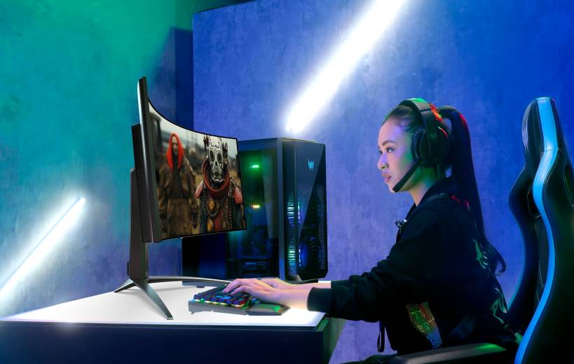 Alguien jugando en el Predator X34X OLED en un escritorio.