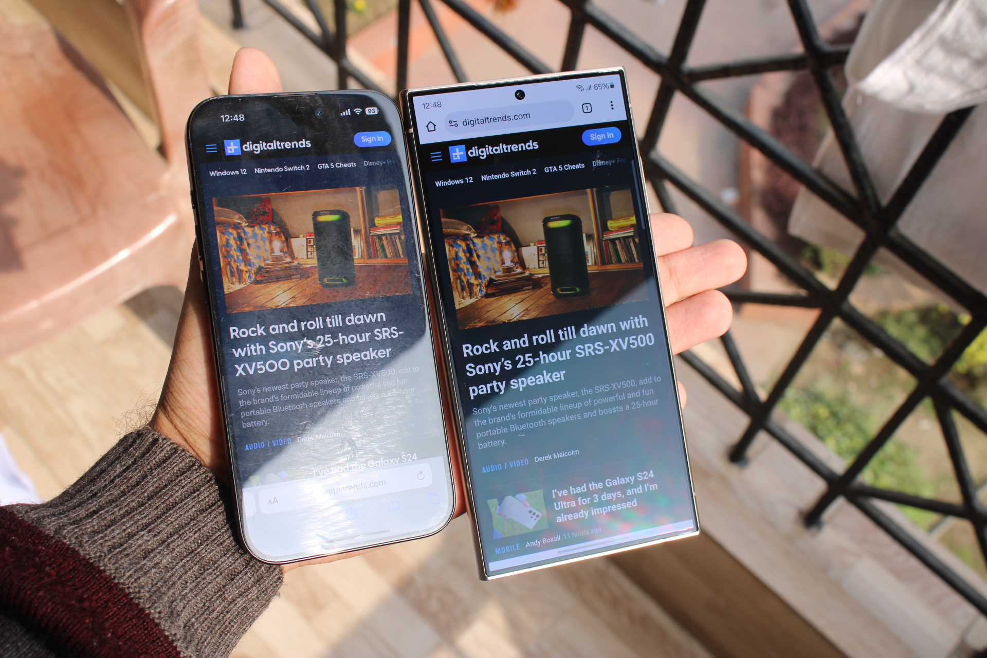 iPhone 15 Pro و Galaxy S24 Ultra در دست با صفحه نمایش روشن برای نشان دادن پوشش ضد انعکاس بهتر S24 Ultra.