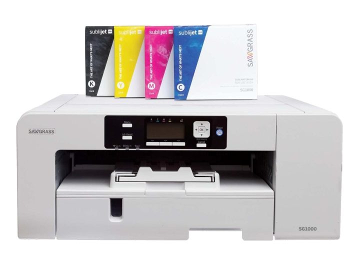 La stampante a sublimazione Sawgrass SG1000 con la carta associata.