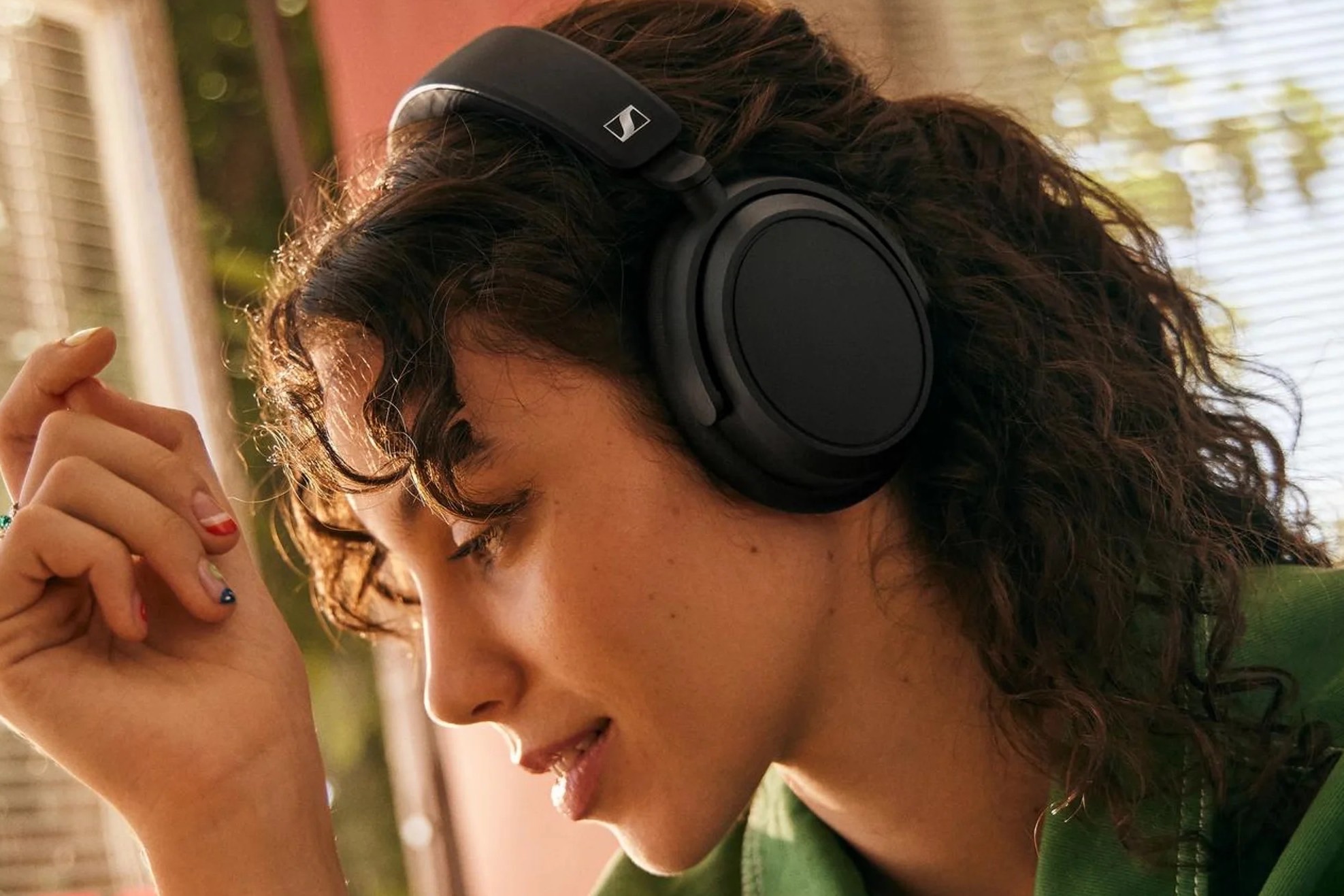 Sennheiser Accentum Plus: in-between budget and baller - Vimarsana News