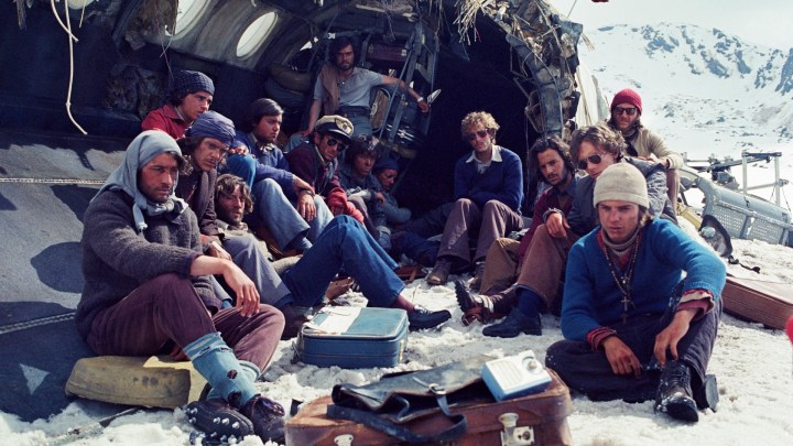 Die Überlebenden drängen sich in den Trümmern des Flugzeugs auf einem Standbild aus Society of the Snow