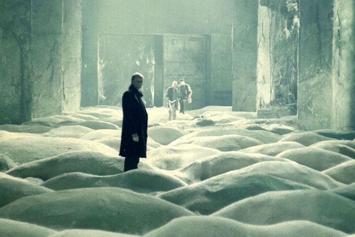 Stalker'da (1979) beyaz tozla dolu bir odadaki üç adam.