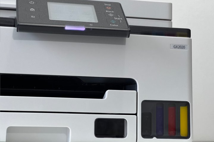 A differenza della maggior parte delle stampanti a serbatoio, il colore dell'inchiostro è visibile dall'esterno della Maxify GX2020.