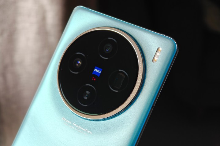 Téléphone Vivo X100 Glacier Blue avec appareils photo Zeiss.