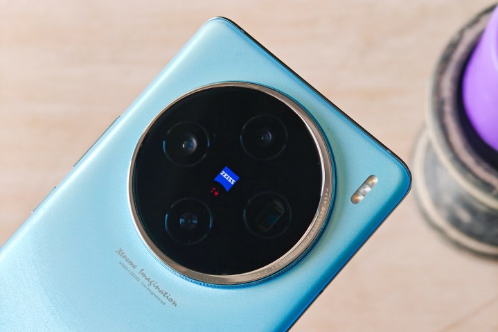 Téléphone Vivo X100 Glacier Blue avec appareils photo Zeiss.