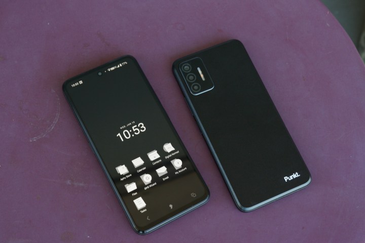 Deux smartphones Apostrophy OS posés sur une table l'un à côté de l'autre.