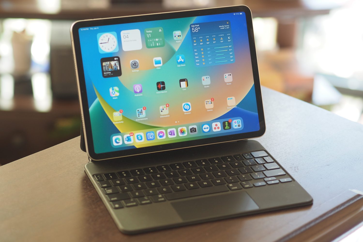 Apple मैजिक कीबोर्ड के साथ Apple iPad Pro 11।