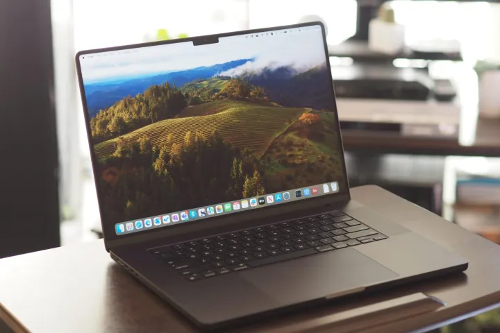 Apple MacBook Pro 16'nın ekranı ve klavyesini gösteren ön açılı görünümü.