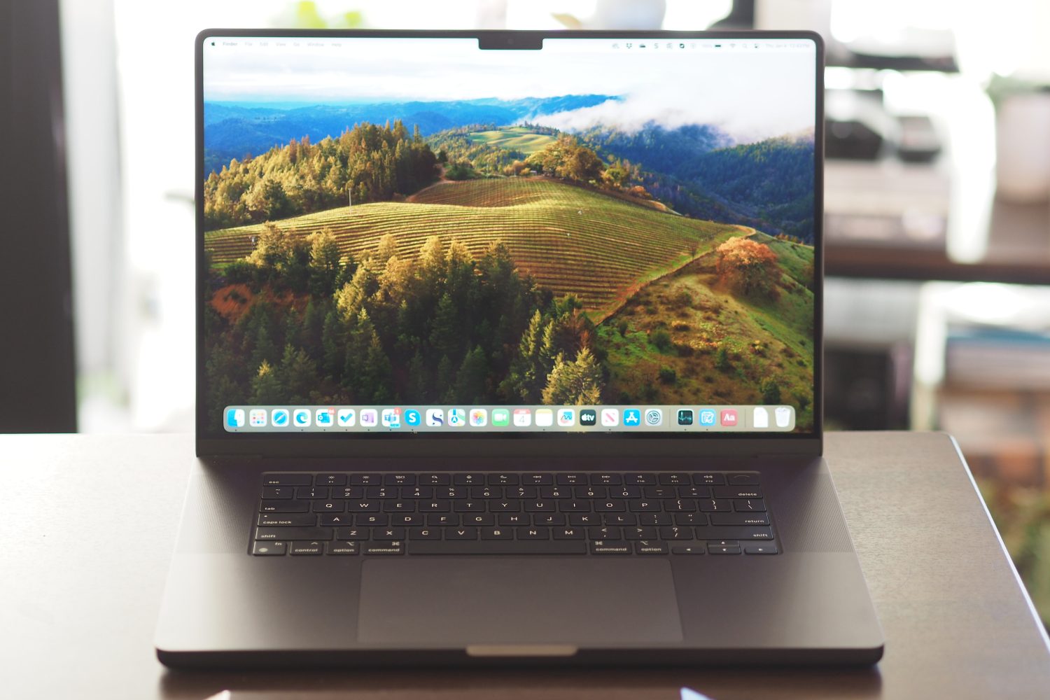 Vista frontal del Apple MacBook Pro 16 que muestra la pantalla y el teclado.
