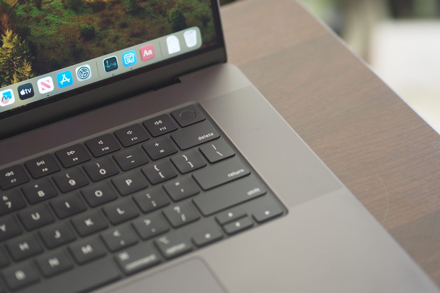 Apple MacBook Pro 16 仰视图，显示键盘和扬声器。