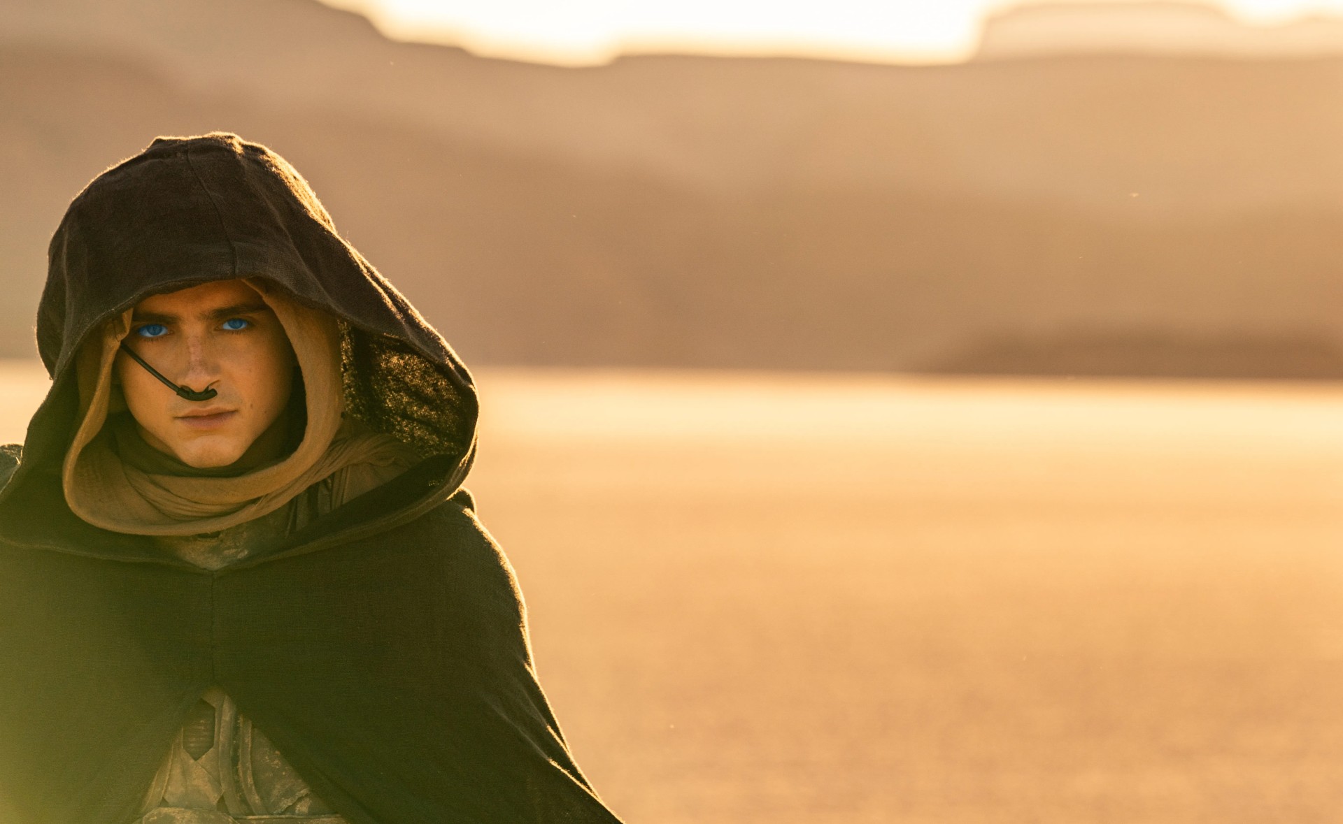 Paul camina por un desierto en Dune: Parte Dos.