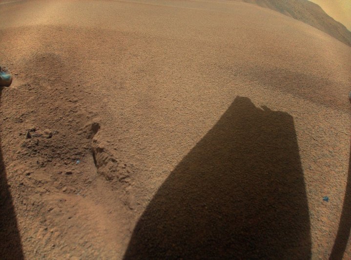 Después de su vuelo número 72 el 18 de enero de 2024, el helicóptero Ingenuity Mars de la NASA capturó esta imagen en color que muestra la sombra de una de las palas de su rotor, que se dañó durante el aterrizaje.