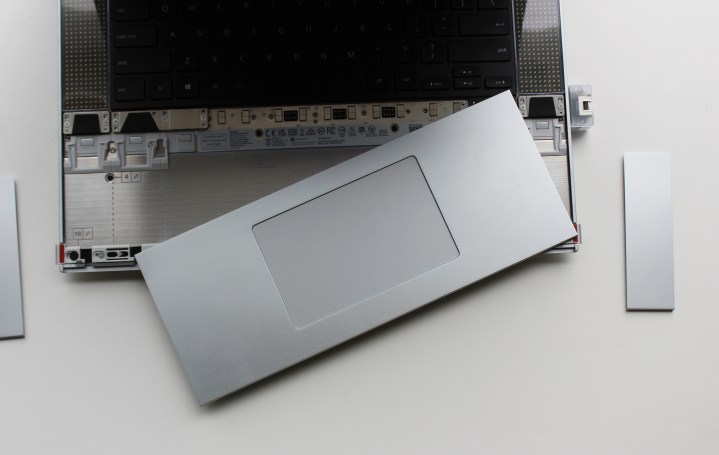 Le pavé tactile et les entretoises retirés du Framework Laptop 16.