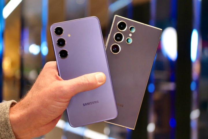 Una persona sosteniendo el Samsung Galaxy S24 Ultra y el Galaxy S24+.