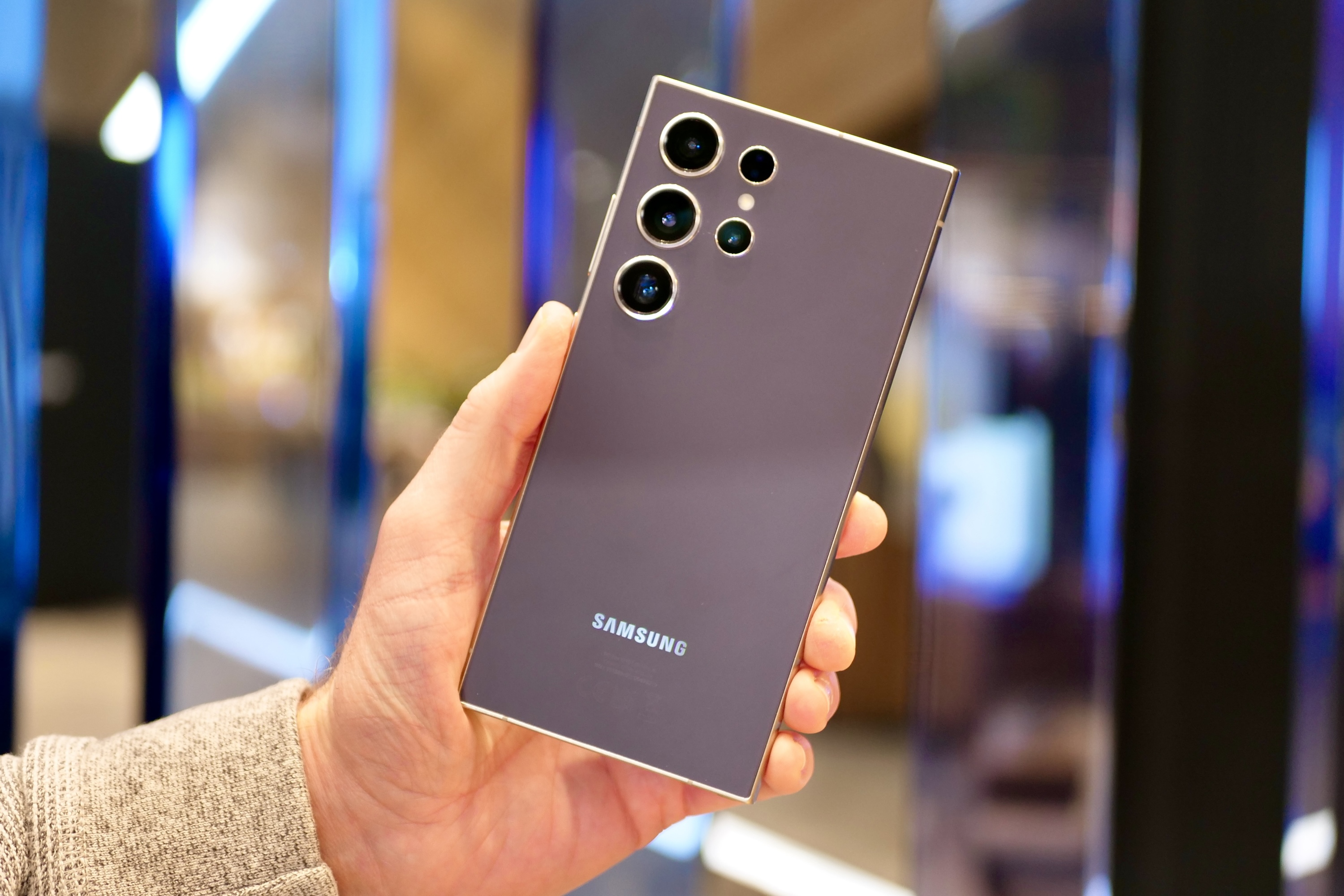 Does the Samsung Galaxy S24 come with a charger? - Vimarsana News