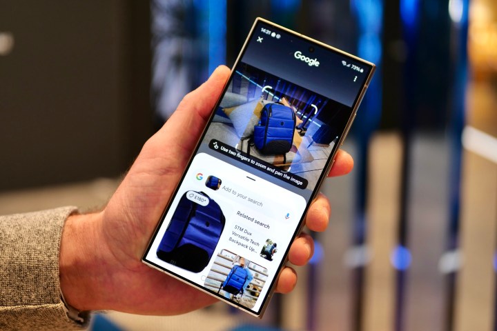 Une personne tenant le Samsung Galaxy S24 Ultra utilisant la fonction Circle to Search.