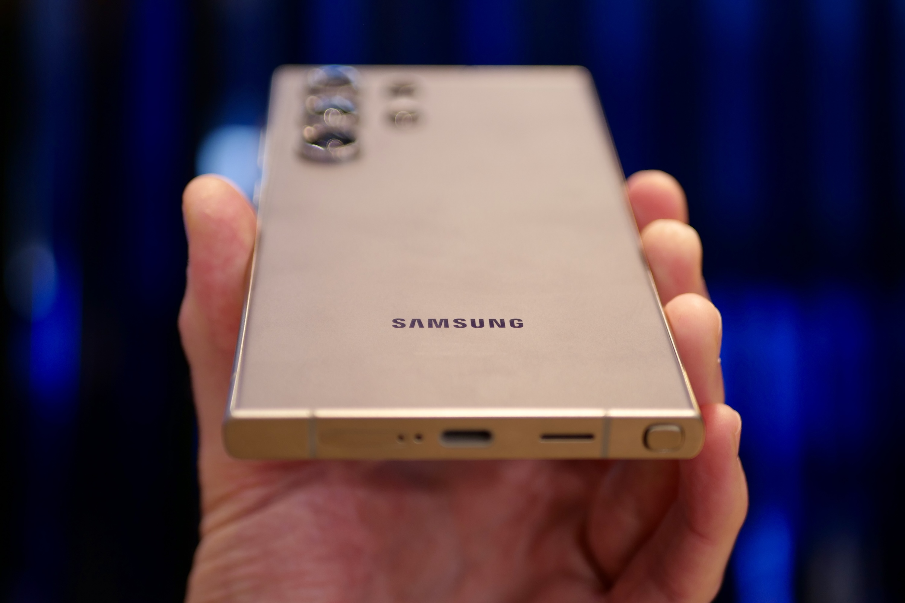 Una persona sosteniendo el Samsung Galaxy S24 Ultra, mostrando la parte inferior.