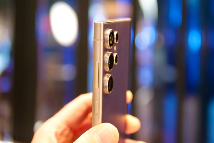 Il lato del modulo fotocamera del Samsung Galaxy S24 Ultra.
