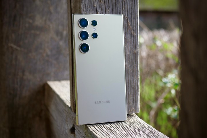 L'arrière du Samsung Galaxy S24 Ultra, appuyé contre un poteau.