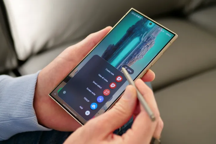 شخصی که از قلم S Pen با Samsung Galaxy S24 Ultra استفاده می کند.