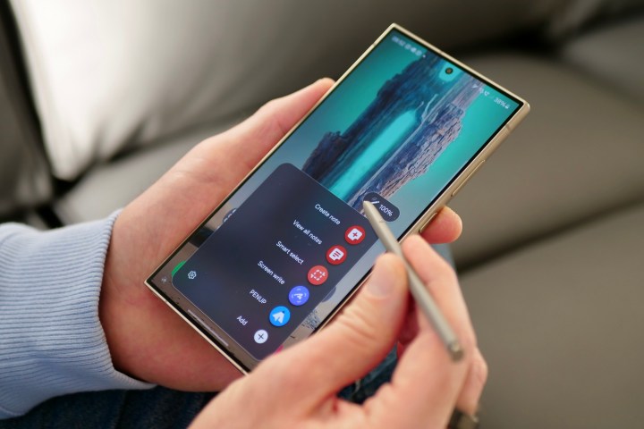 Samsung Galaxy S24 Ultra ile S Pen kalemini kullanan bir kişi.