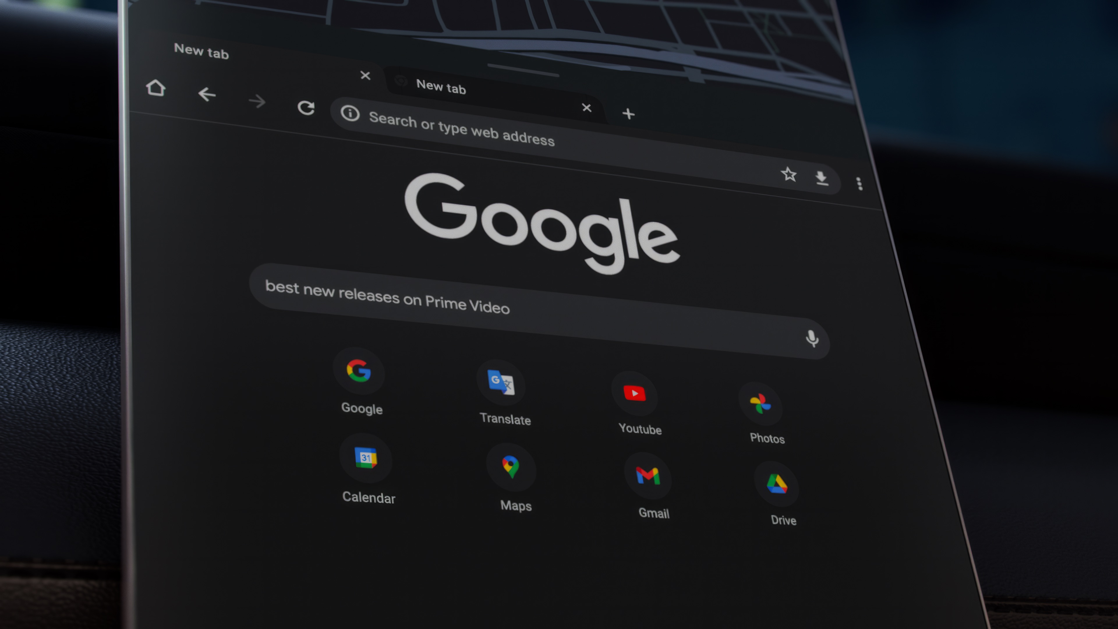 مرورگر Google Chrome در حال اجرا در Android Automotive در ماشین.