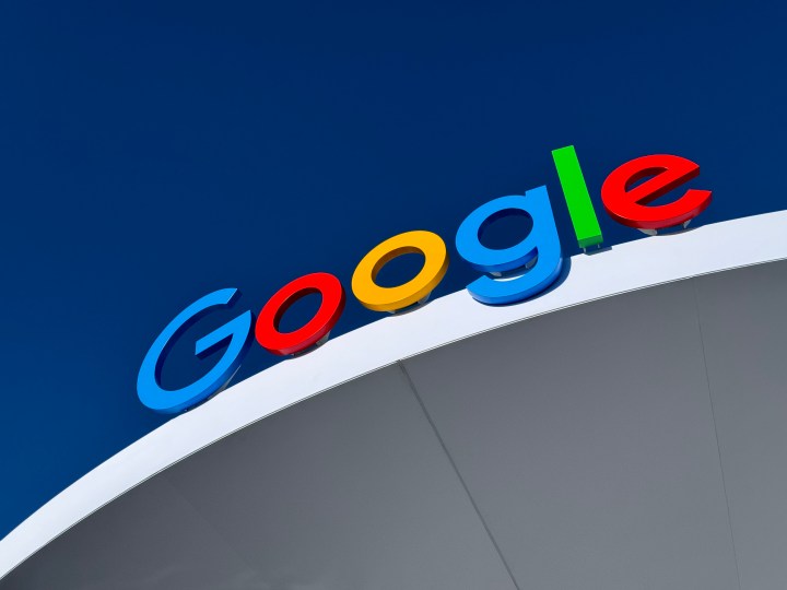 Un letrero con el logotipo de Google en la parte superior de un edificio.