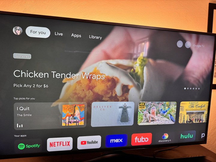Una envoltura tierna de pollo de aspecto muy sabroso como supuestamente se ve en un Chromecast con la pantalla de inicio de Google TV.