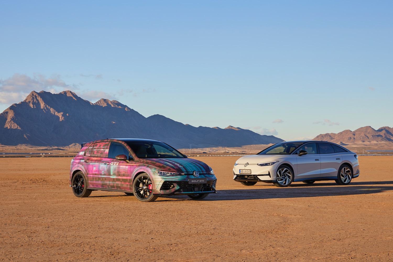 Un Volkswagen Golf GTI en el CES 2024 y un Volkswagen ID.7 en el desierto cerca de Las Vegas.