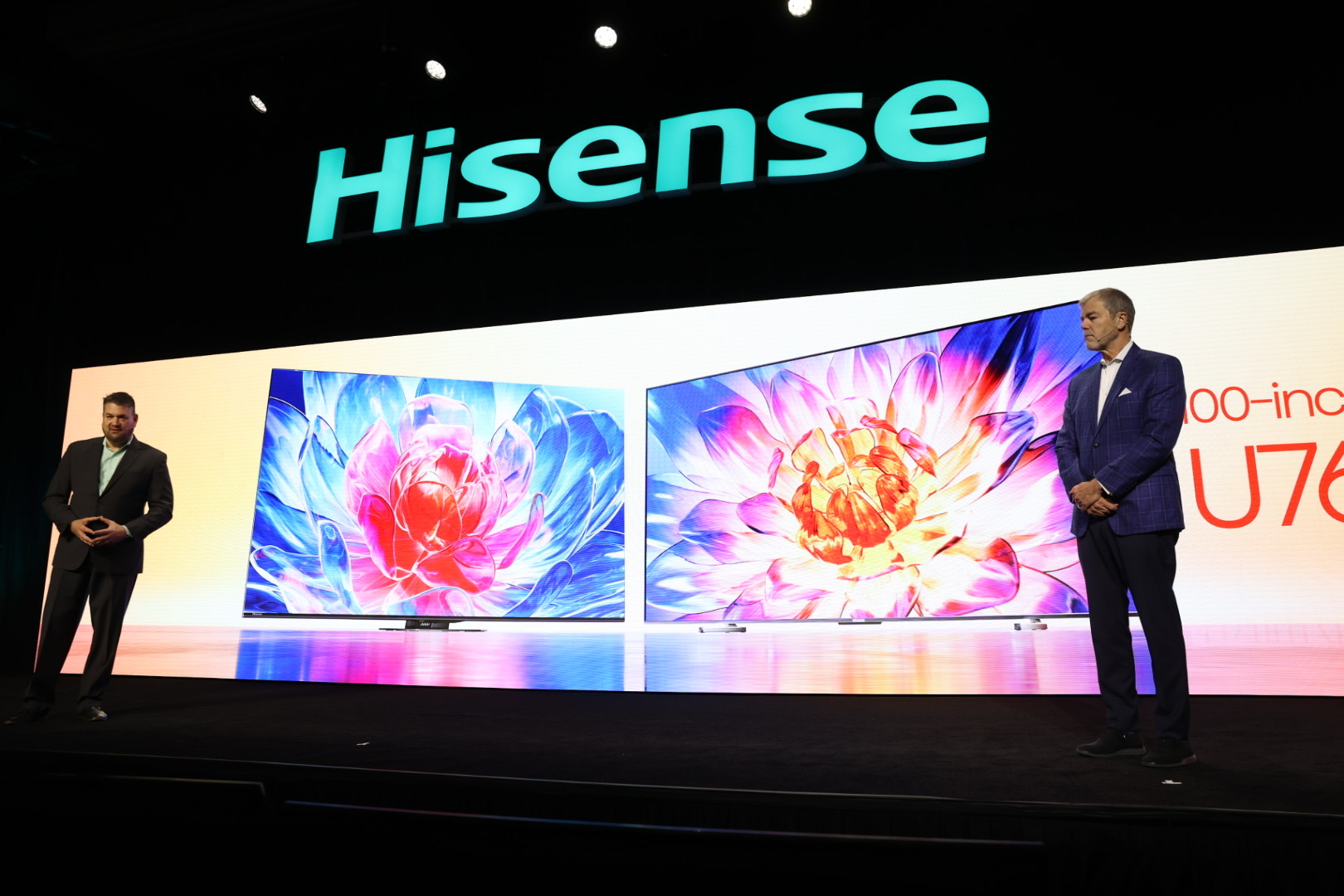Los portavoces de Hisense presentan los nuevos televisores de la compañía en el CES 2024.