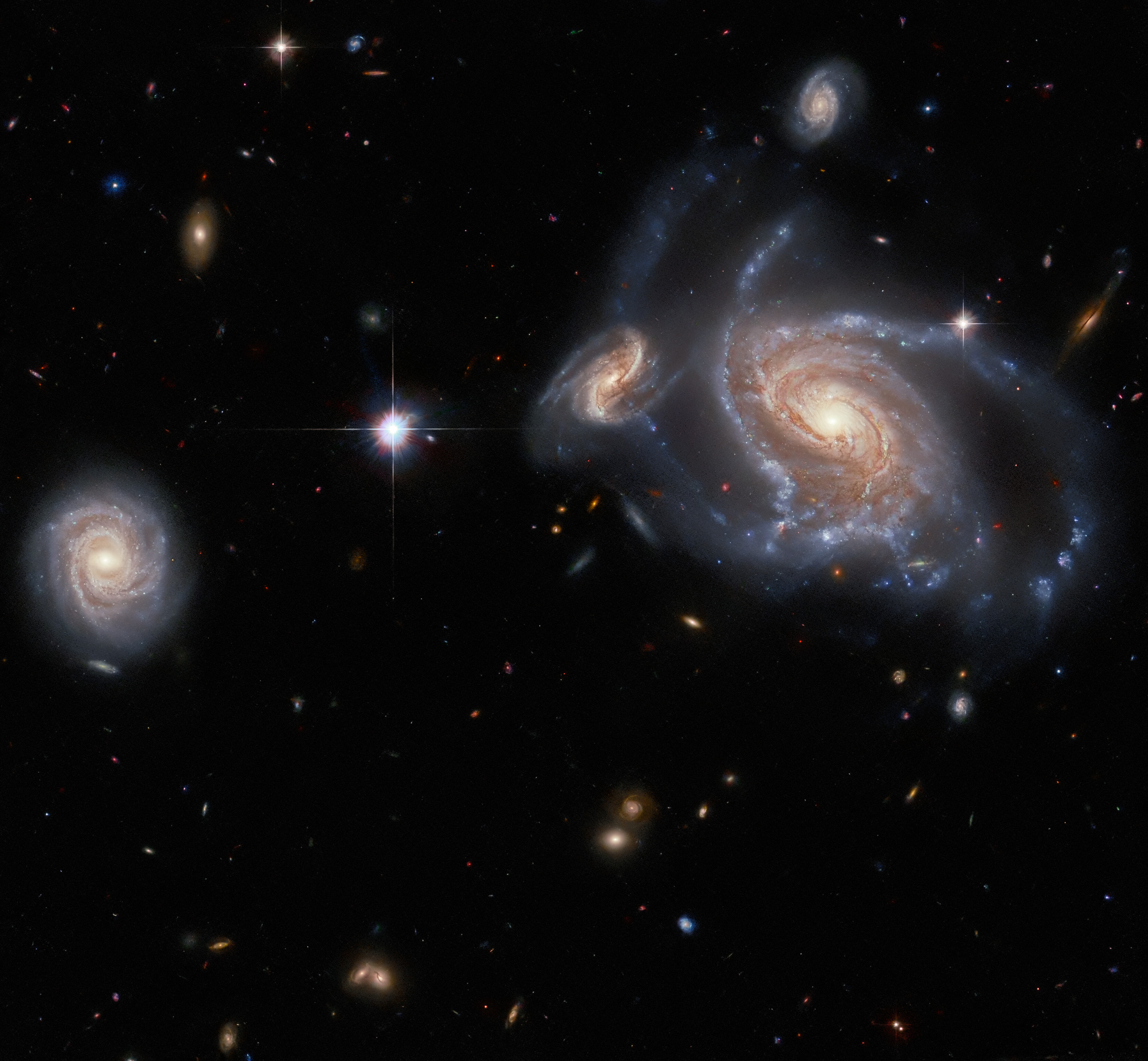تتميز هذه الصورة المأخوذة من تلسكوب هابل الفضائي التابع لناسا ووكالة الفضاء الأوروبية بثراء المجرات الحلزونية.