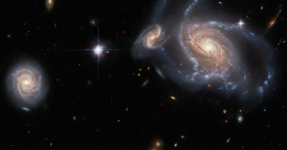 Hubble capture une image chargée de galaxies spirales qui se chevauchent
