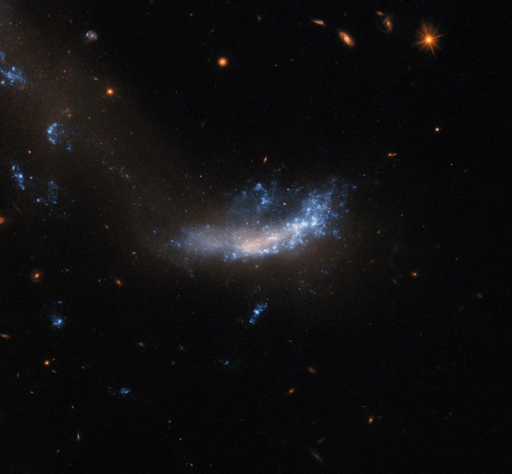 Esta imagen del Telescopio Espacial Hubble de la NASA es de la pequeña galaxia conocida como UGC 5189A. 
