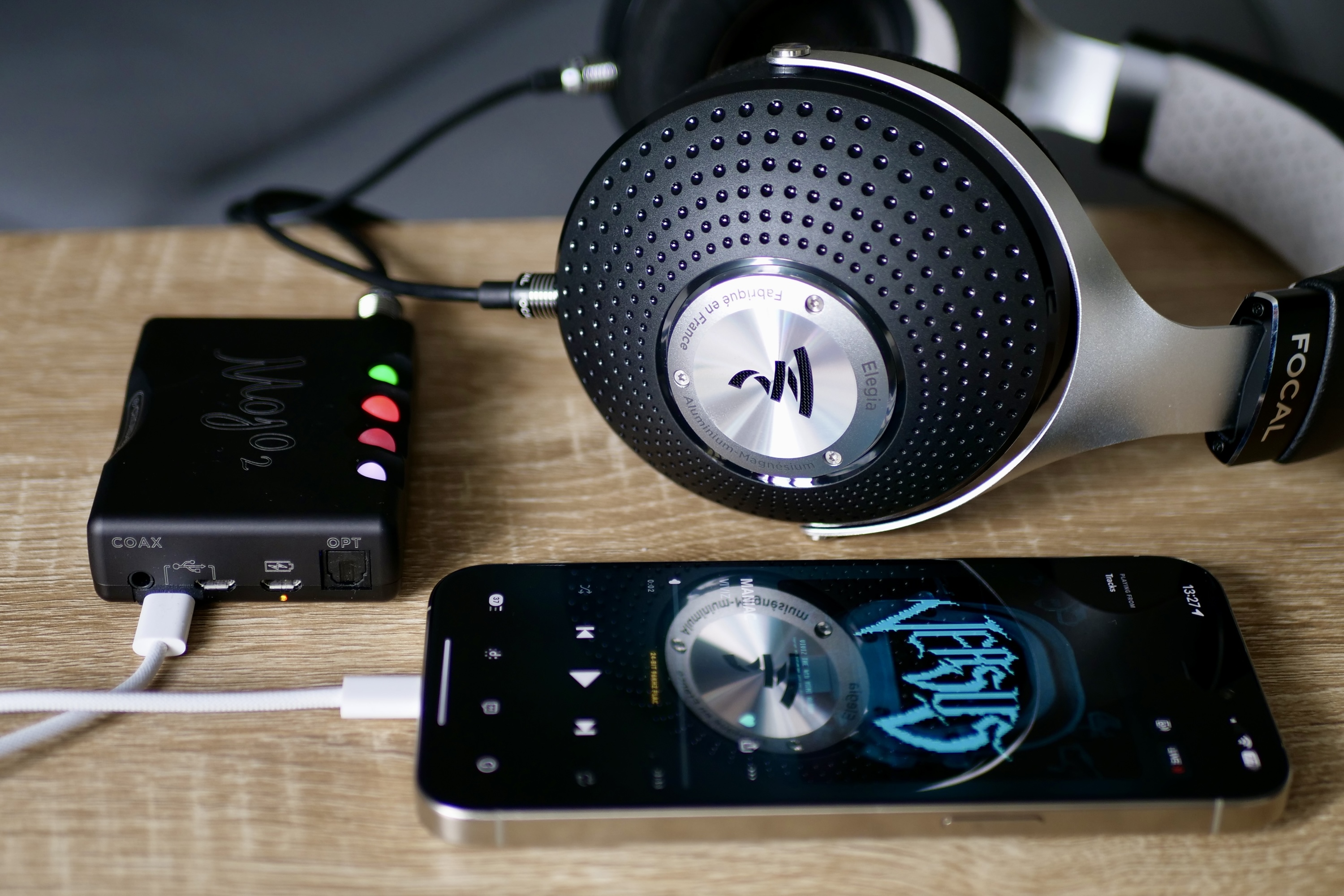 iPhone 15 Pro Max 连接到 Chord Mojo 2 和 Focal Elegia 耳机。