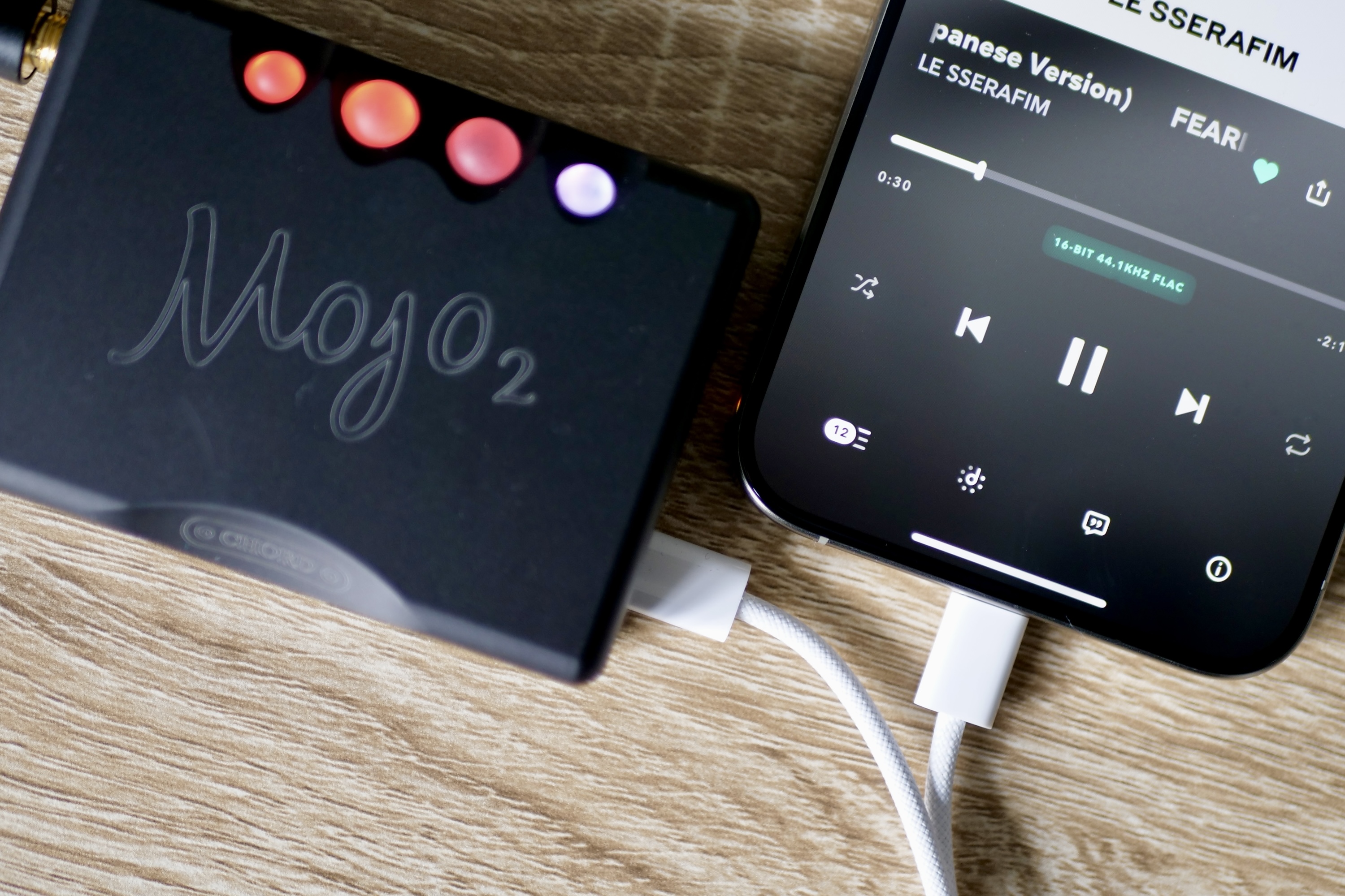iPhone 15 Pro Max 使用 USB C 连接到 Chord Mojo 2。
