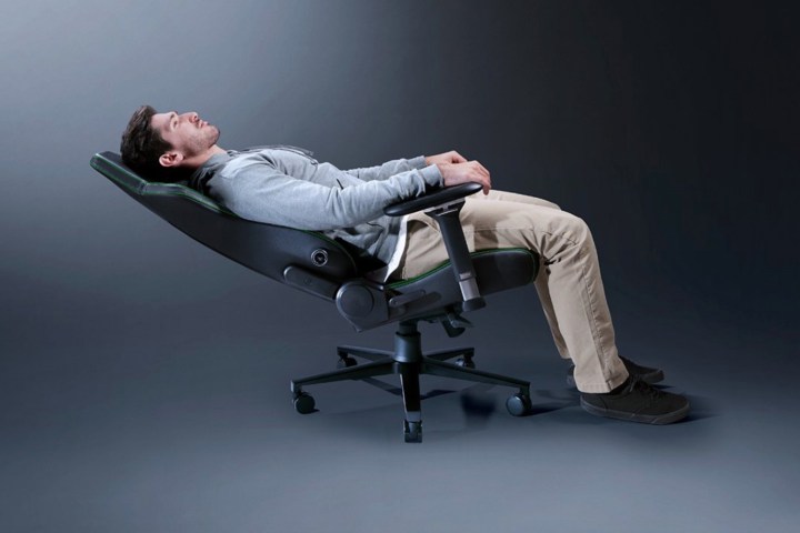 مدل خوابیده روی صندلی بازی Razer Izkur V2.