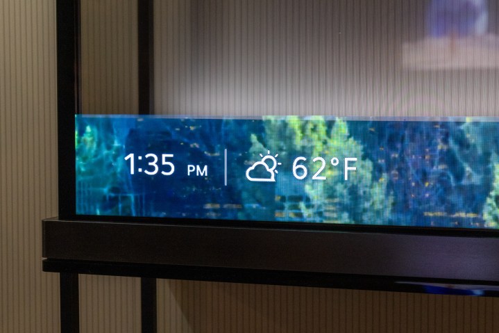 Mit der T-Bar-Funktion des LG Signature OLED T können Nachrichten und Informationen angezeigt werden, während der Rest des Bildschirms transparent ist.