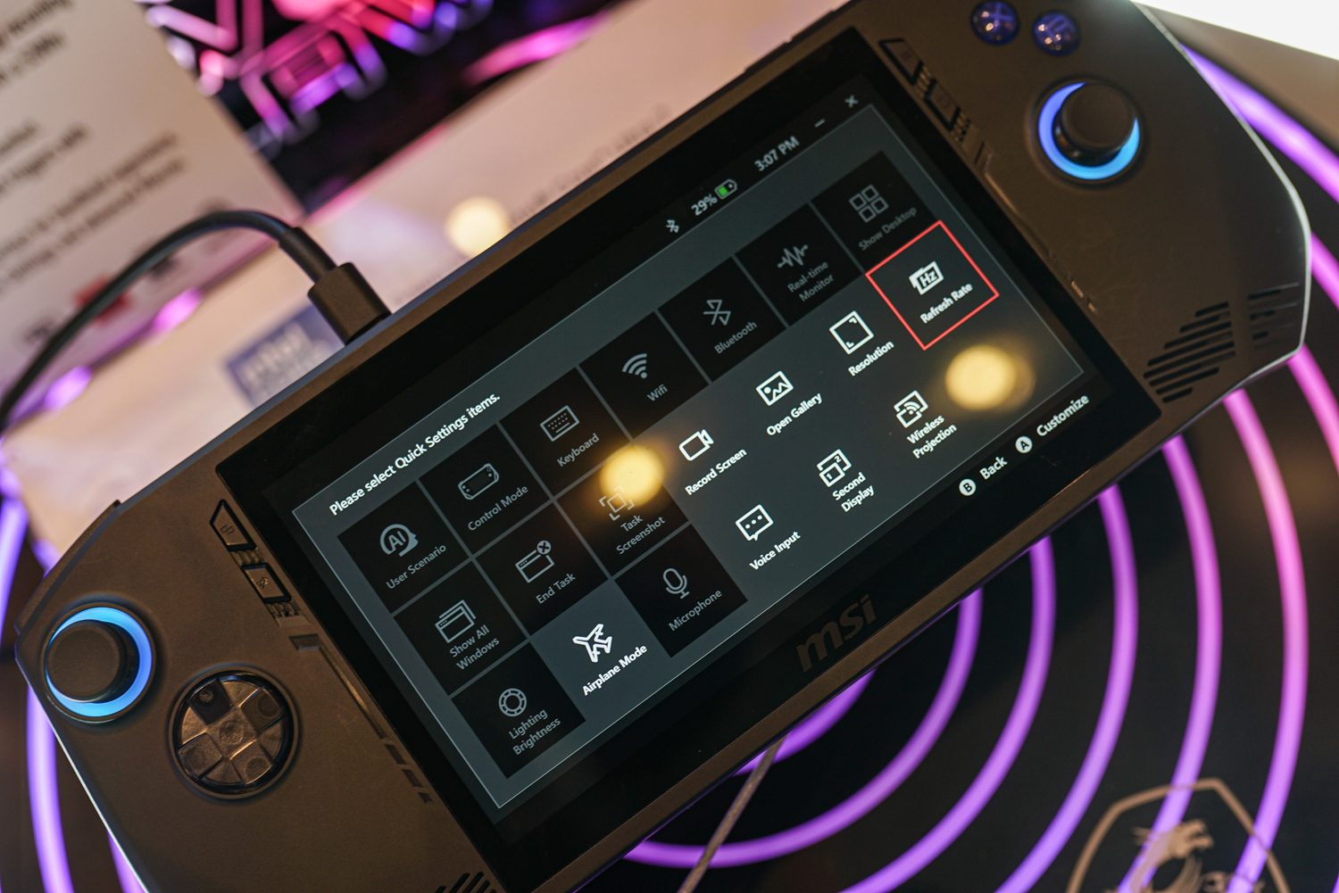 Overlay options on the MSI Claw handheld.