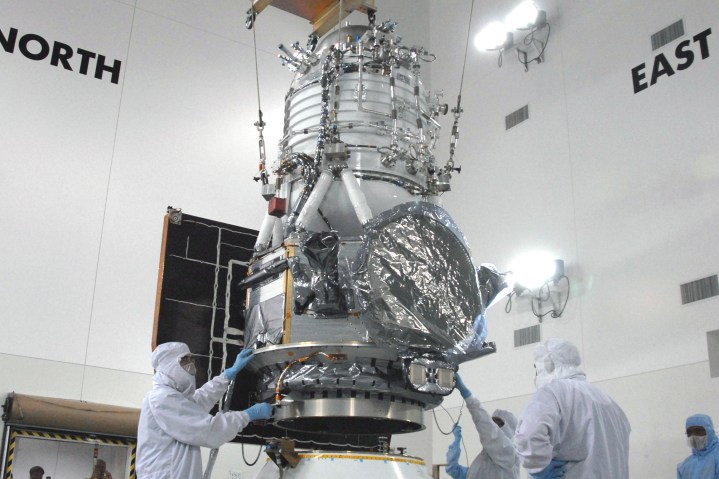 Les travailleurs préparent le vaisseau spatial WISE pour son lancement en 2009.