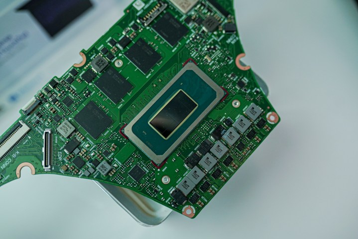 Процессор Intel Meteor Lake, установленный на материнской плате.