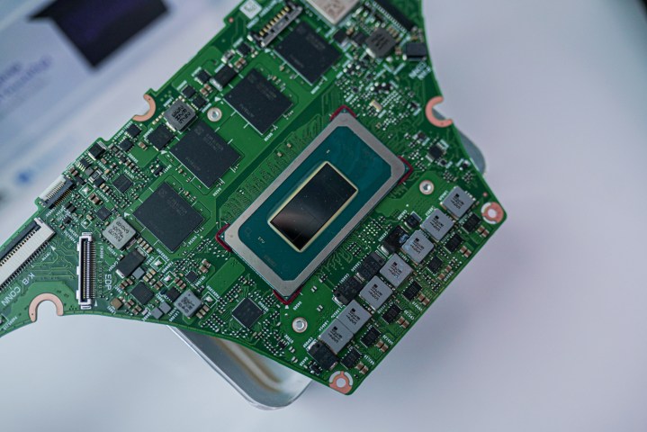 پردازنده Intel Meteor Lake در مادربرد قرار داده شده است.