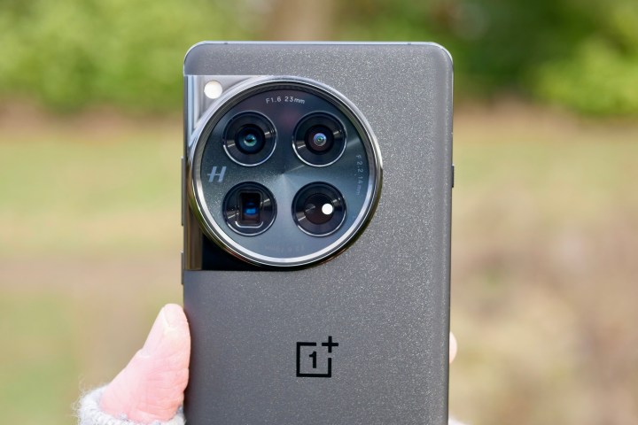 OnePlus 12 的相机模块。