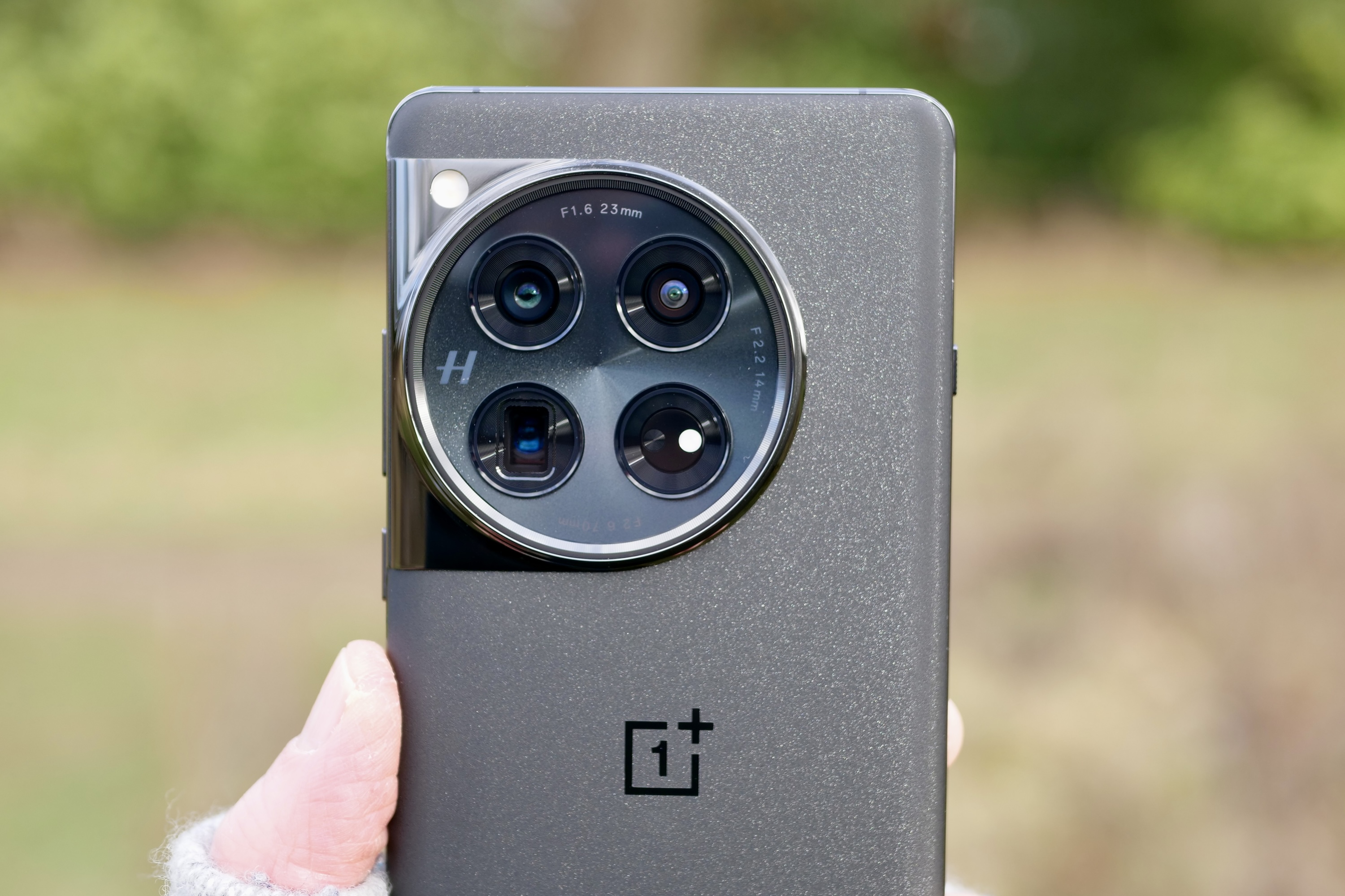 El módulo de cámara del OnePlus 12.