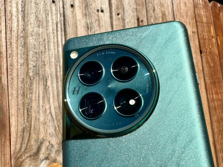 Module de caméra OnePlus 12 dans Flowy Emerald affichant des reflets subtils.