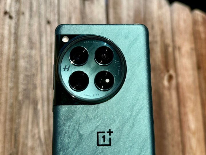 OnePlus 12 در Flowy Emerald شیشه پشتی و ماژول دوربین را نشان می دهد.