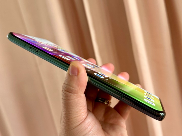 OnePlus 12 Flowy Emerald mostrando el cristal curvo de la pantalla.