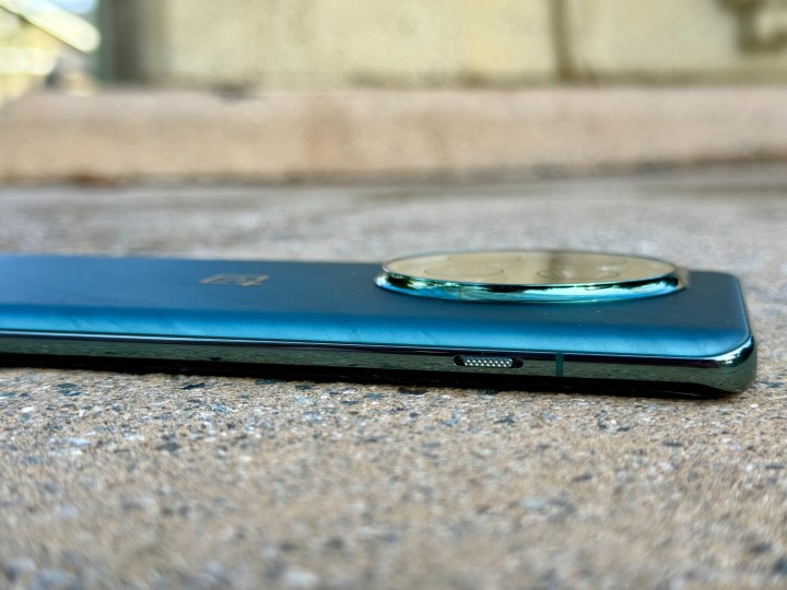OnePlus 12 Flowy Emerald posé à plat et montrant le curseur d'alerte.