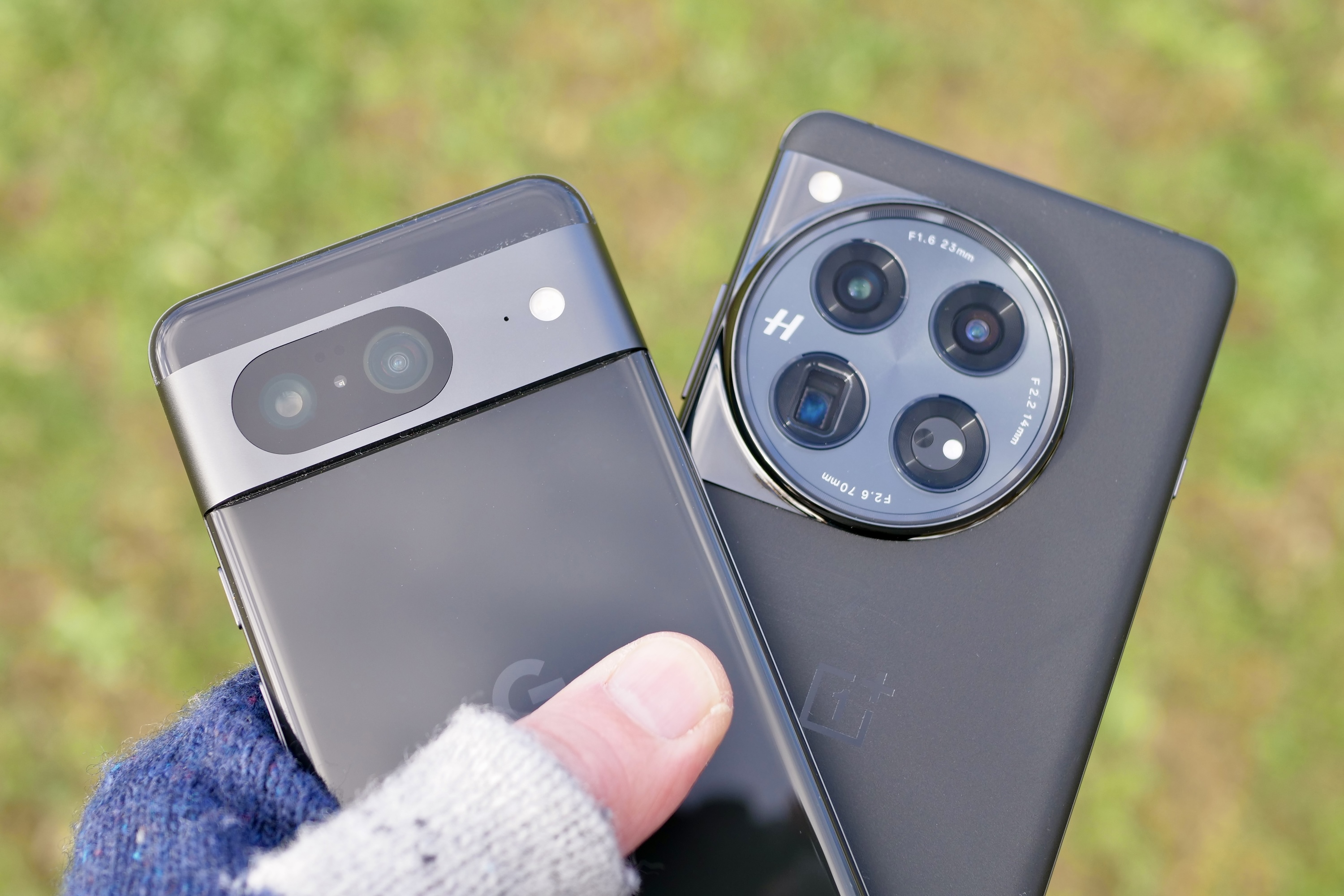 Los módulos de cámara del OnePlus 12 y el Google Pixel 8.